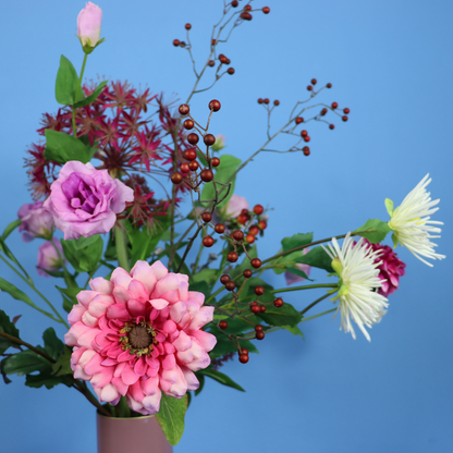 Kunstboeket Mabel in oudroze glanzende Pip Studio bolvaas met hals, maat XL – Reflower, abonnement op kunstbloemen