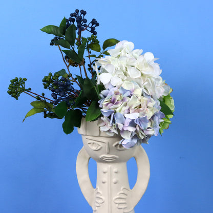 Kunstboeket Vita in crèmewitte Marie Michielssen x Serax vaas met gezicht, maat M – Reflower, abonnement op kunstbloemen