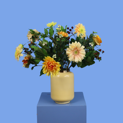 M - Zora | Metalen gele vaas met kunstbloemen | Medium