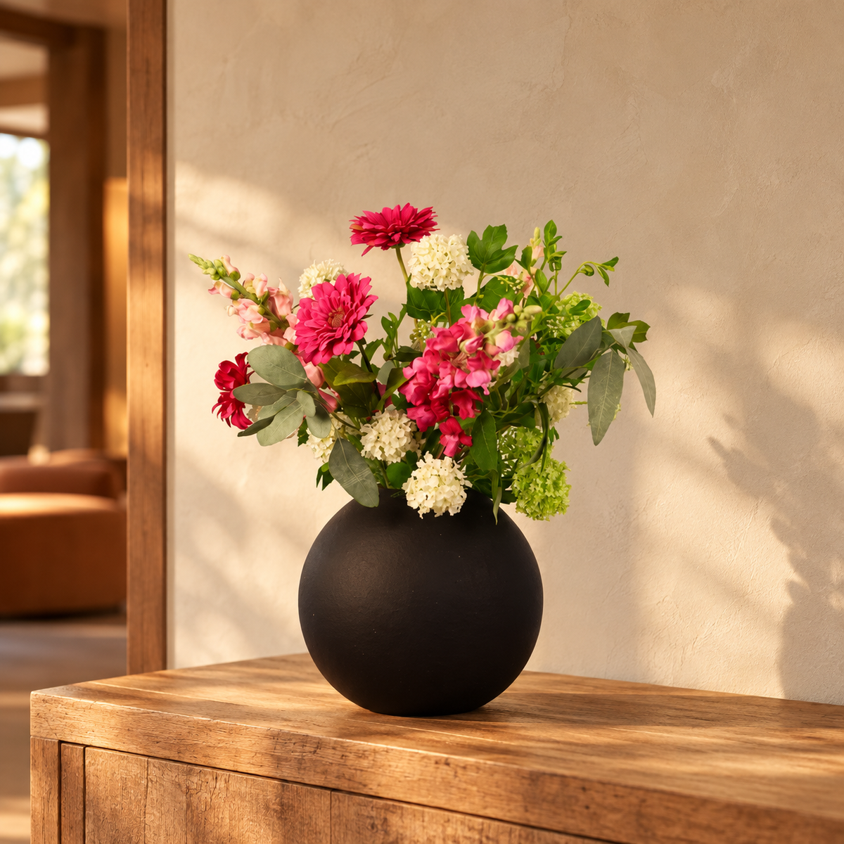 Kunstboeket Sweder in matzwarte vintage bolvaas, maat L – Reflower, abonnement op kunstbloemen