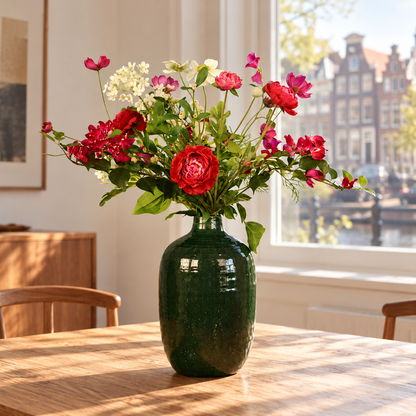 Kunstboeket Yannick in donkergroene geglazuurde Serax vaas, maat L – Reflower, abonnement op kunstbloemen