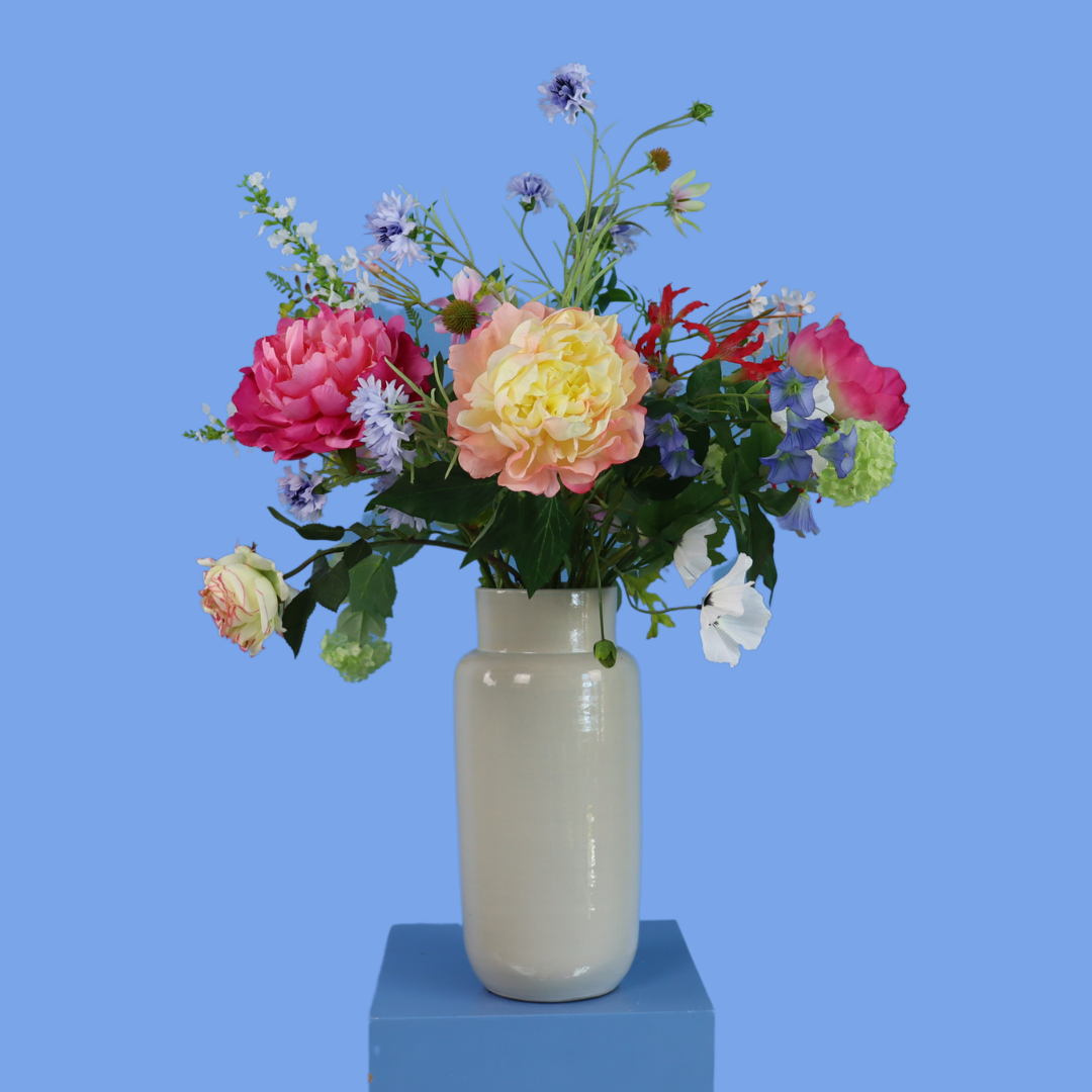 Kunstboeket Alika in crèmewitte glanzende Serax vaas, maat L – Reflower, abonnement op kunstbloemen