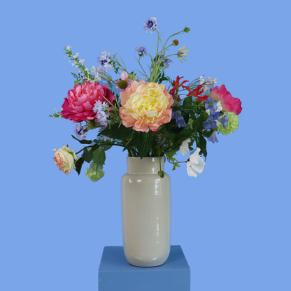 Kunstboeket Alika in crèmewitte glanzende Serax vaas, maat L – Reflower, abonnement op kunstbloemen