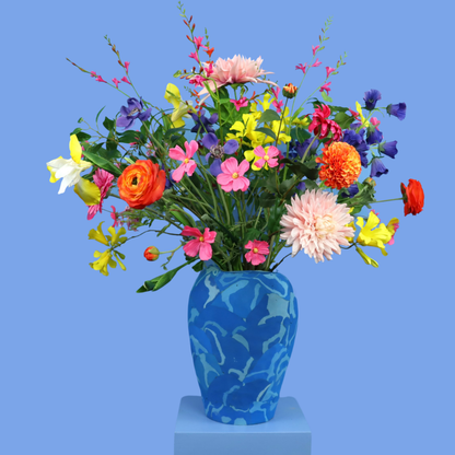 Kunstboeket Beaudylle in blauwe Nic&Mic FlipFlop vaas met licht dessin, maat XL – Reflower, abonnement op kunstbloemen