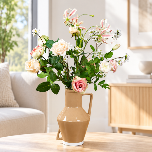 Kunstboeket Moos in zandkleurige geglazuurde Return to Sender vaas met oren, maat L – Reflower, abonnement op kunstbloemen
