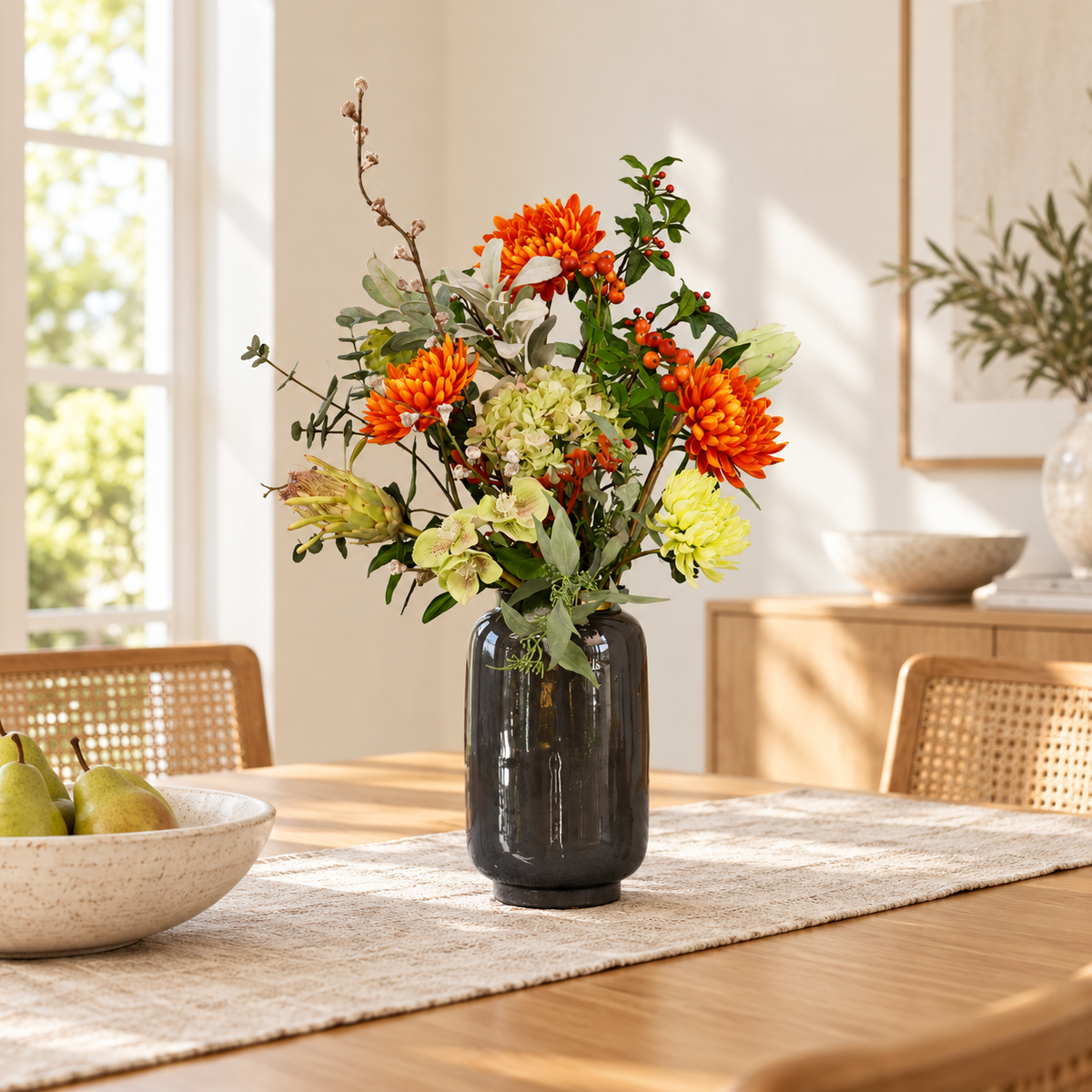 Kunstboeket Laura in rookgrijze glanzende glazen vaas, maat L – Reflower, abonnement op kunstbloemen