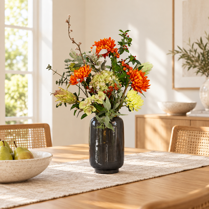 Kunstboeket Laura in rookgrijze glanzende glazen vaas, maat L – Reflower, abonnement op kunstbloemen