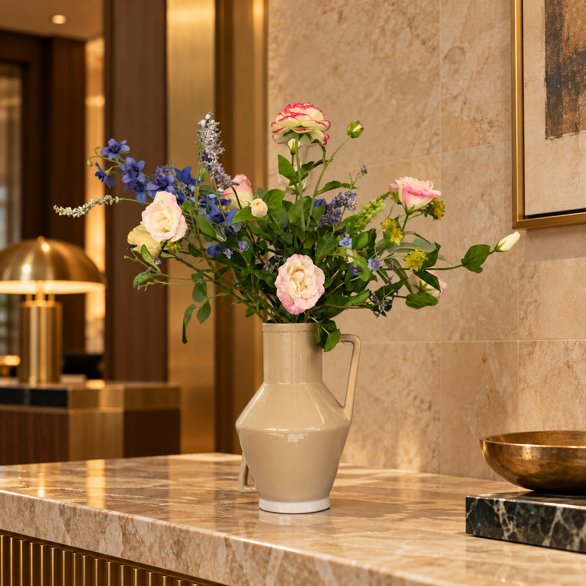 Kunstboeket Sabijn in taupe glanzende Return to Sender vaas met oor, maat M – Reflower, abonnement op kunstbloemen