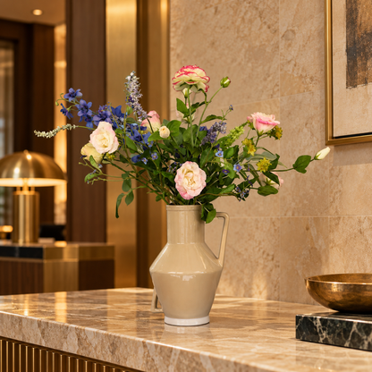 Kunstboeket Sabijn in taupe glanzende Return to Sender vaas met oor, maat M – Reflower, abonnement op kunstbloemen