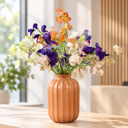 Kunstboeket Benito in terracotta geribbelde Sissy Boy vaas, maat L – Reflower, abonnement op kunstbloemen