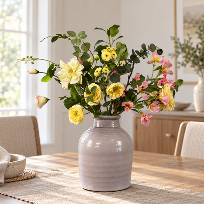 Kunstboeket Nolan in grijze matte keramieken vaas, maat L – Reflower, abonnement op kunstbloemen