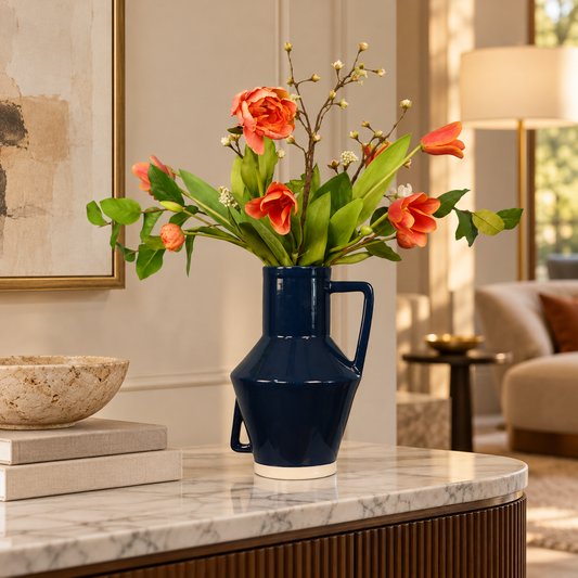 Kunstboeket Dewi in donkerblauwe glanzende Return to Sender vaas met oor, maat XL – Reflower, abonnement op kunstbloemen
