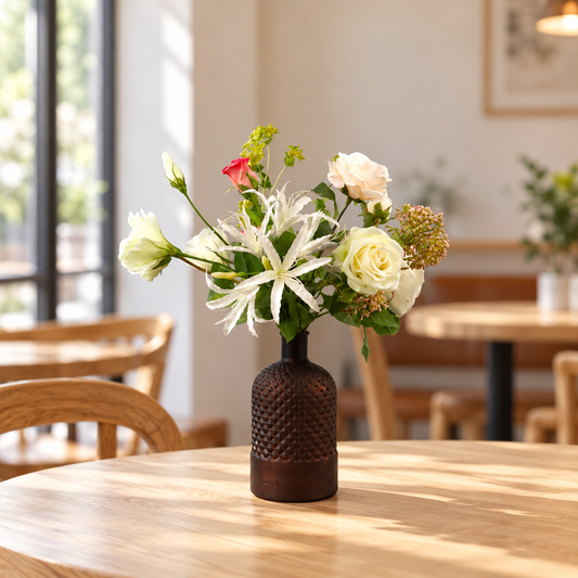 Kunstboeket Sammy in bruine glazen flesvaas met ruitreliëf, maat M – Reflower, abonnement op kunstbloemen