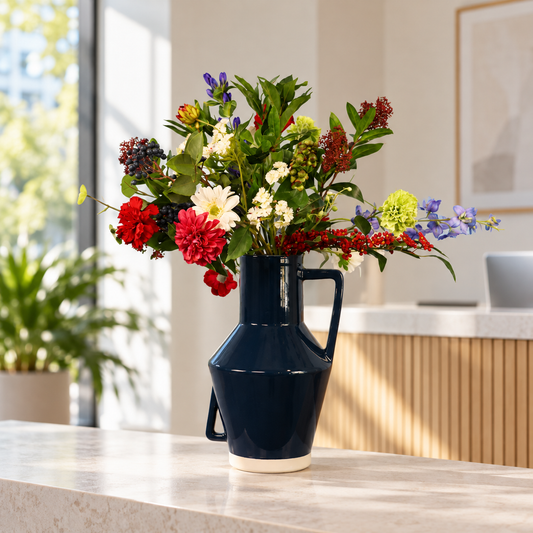 Kunstboeket Nova in donkerblauwe glanzende Return to Sender vaas met oor, maat XL – Reflower, abonnement op kunstbloemen