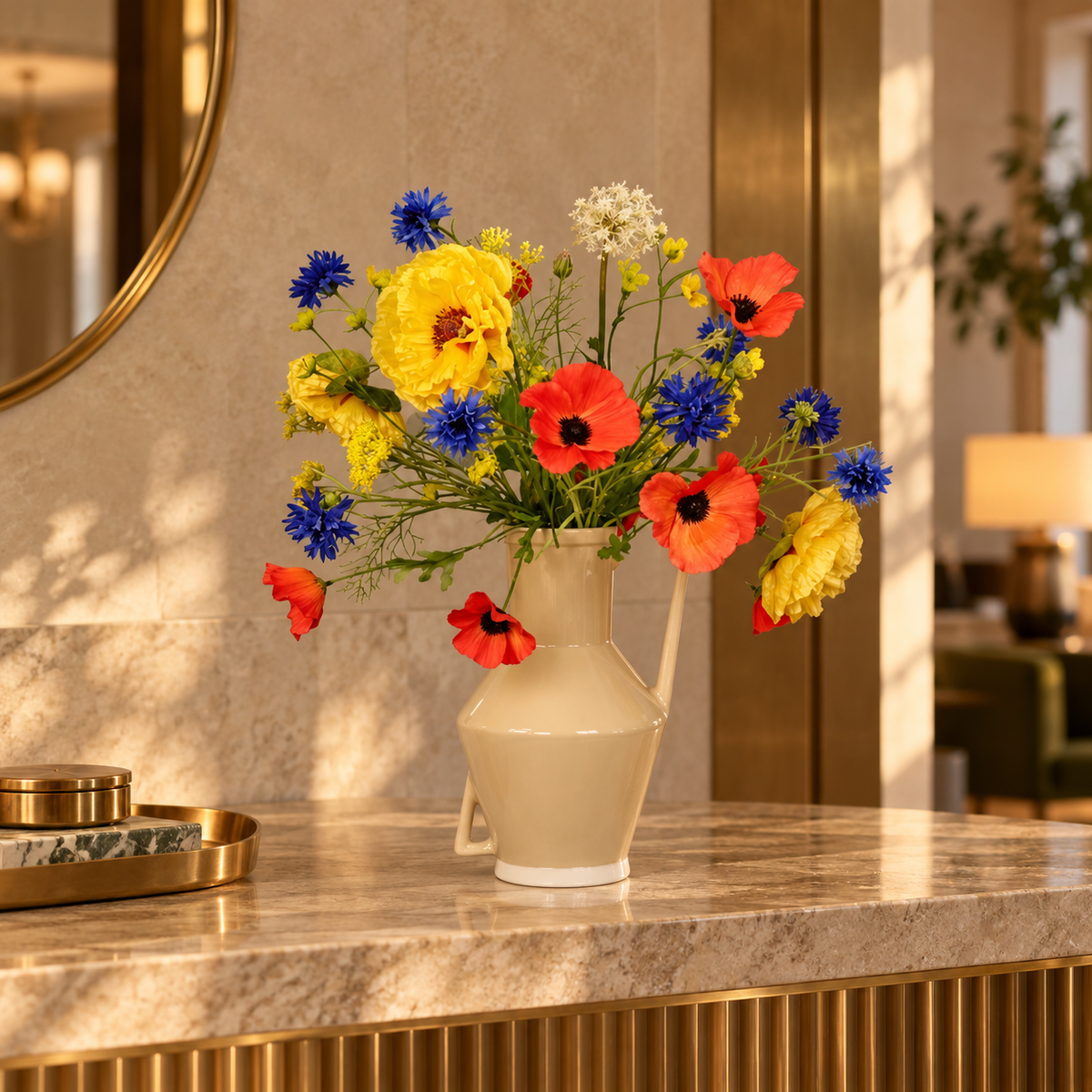 Kunstboeket Mila in roomwitte glanzende Return to Sender vaas met oor, maat L – Reflower, abonnement op kunstbloemen