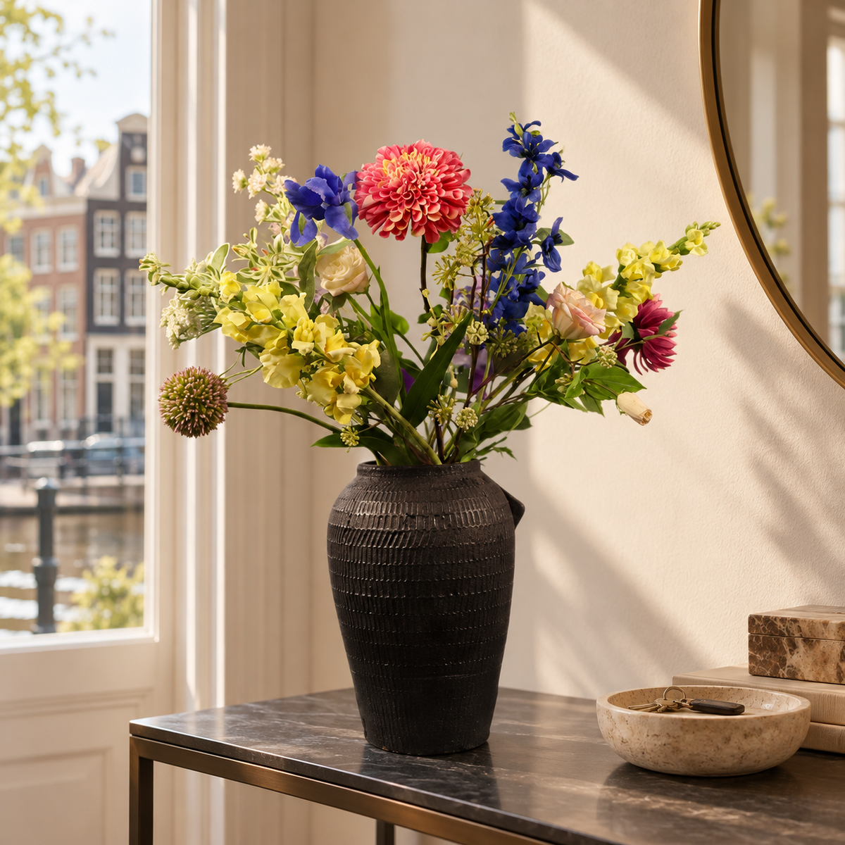 Kunstboeket Lia in zwarte geribbelde aardewerken Serax vaas, maat L – Reflower, abonnement op kunstbloemen
