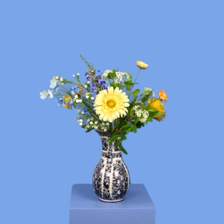 M - Feline | Vintage Delfts blauwe vaas met kunstbloemen | Medium