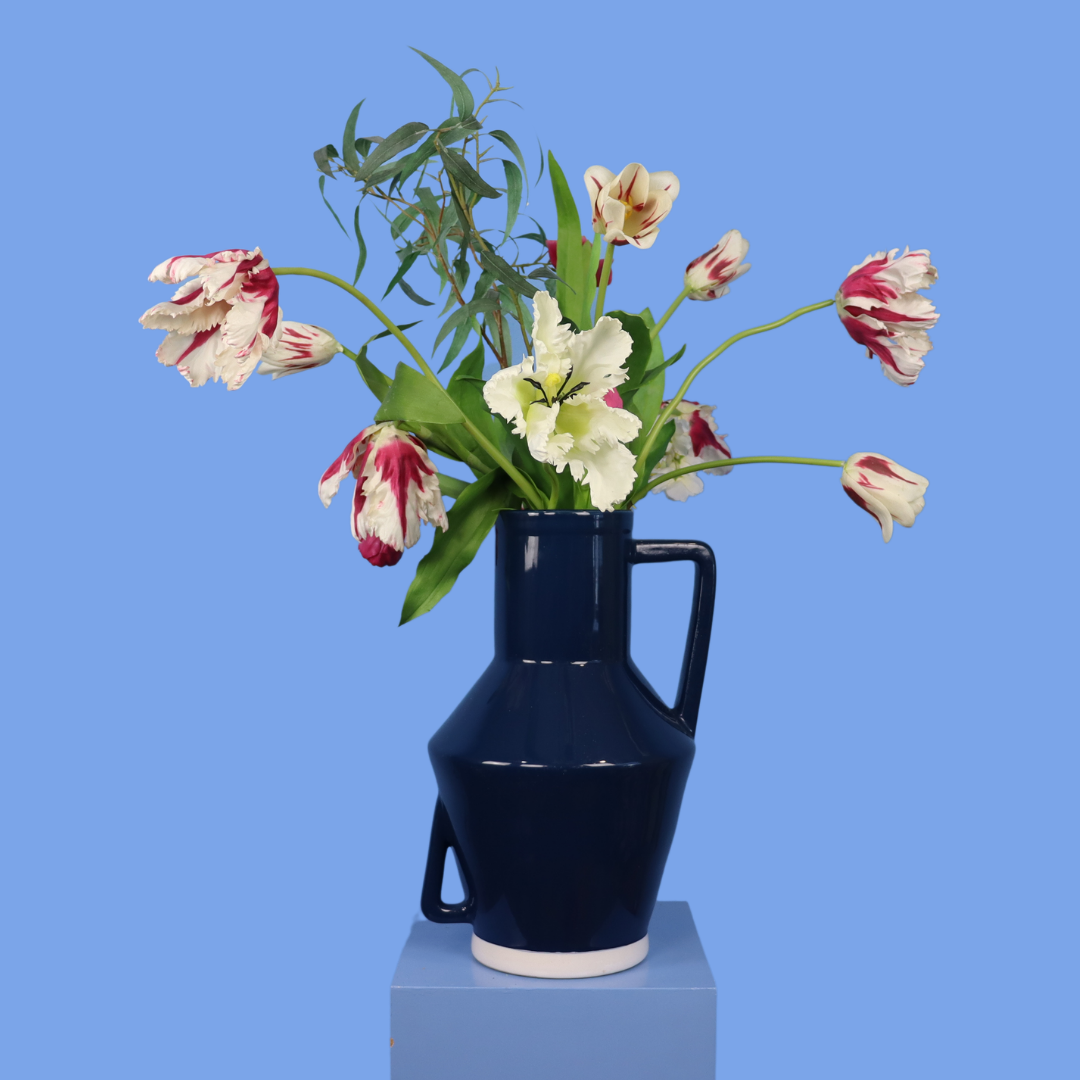 Kunstboeket Fem in Return to Sender vaas, maat XL – Reflower