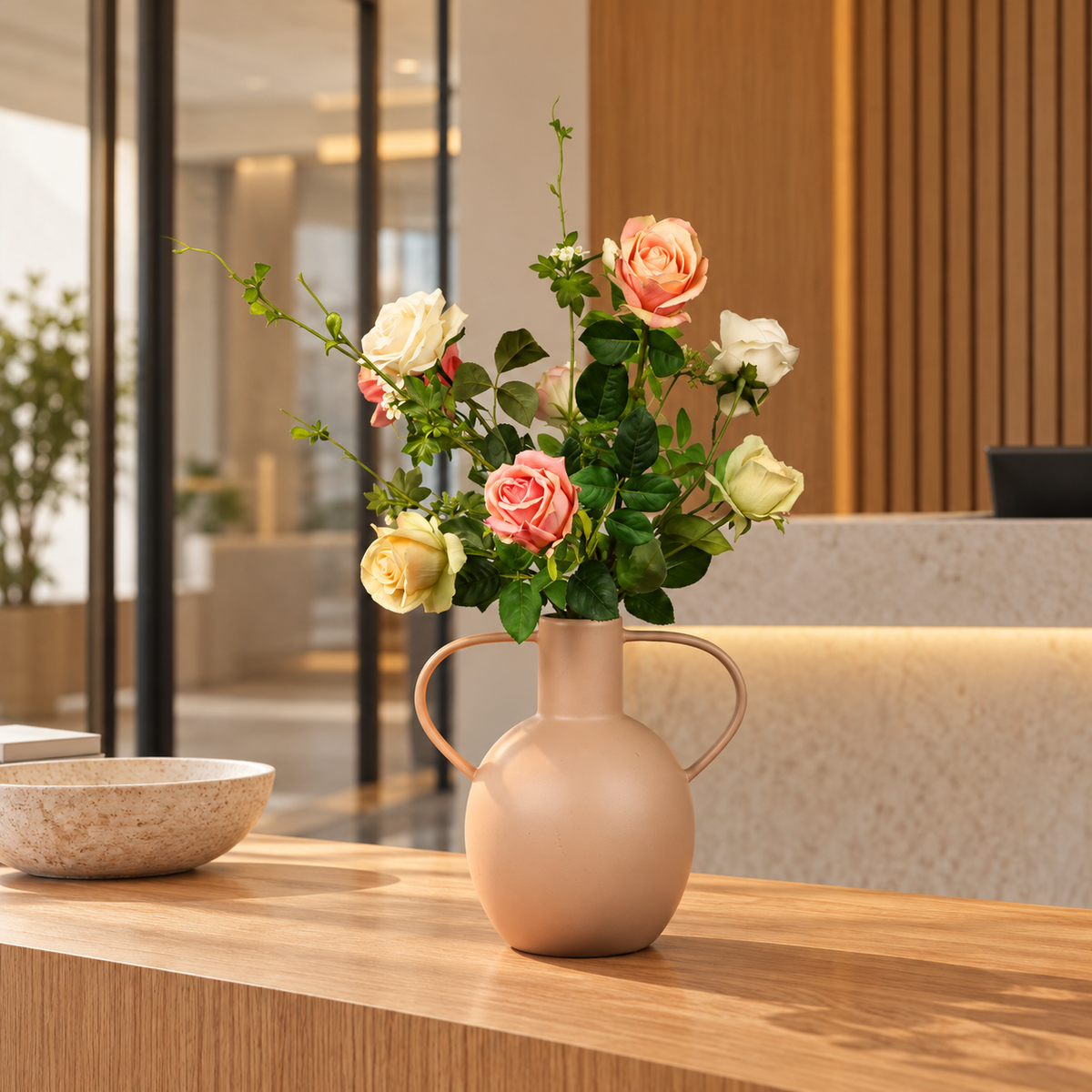 Kunstboeket Noud in zandroze matte Urban Nature Culture vaas met oren, maat L – Reflower, abonnement op kunstbloemen