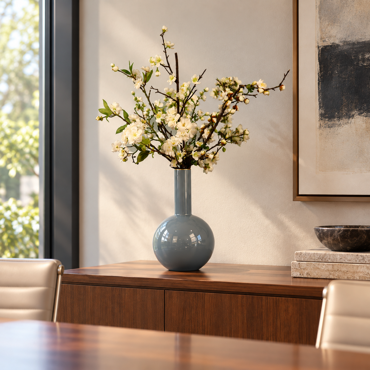 Kunstboeket Kristian in grijsblauwe Pip Studio bolvaas met smalle hals, maat L – Reflower, abonnement op kunstbloemen