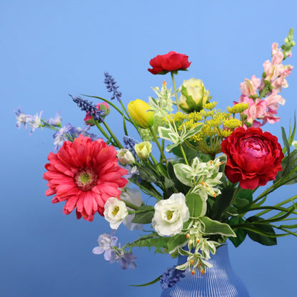 M - Jill | Blauwe vaas met kunstbloemen | Medium