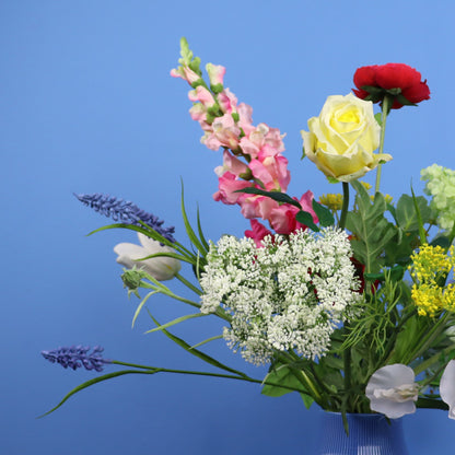 M - Jill | Blauwe vaas met kunstbloemen | Medium