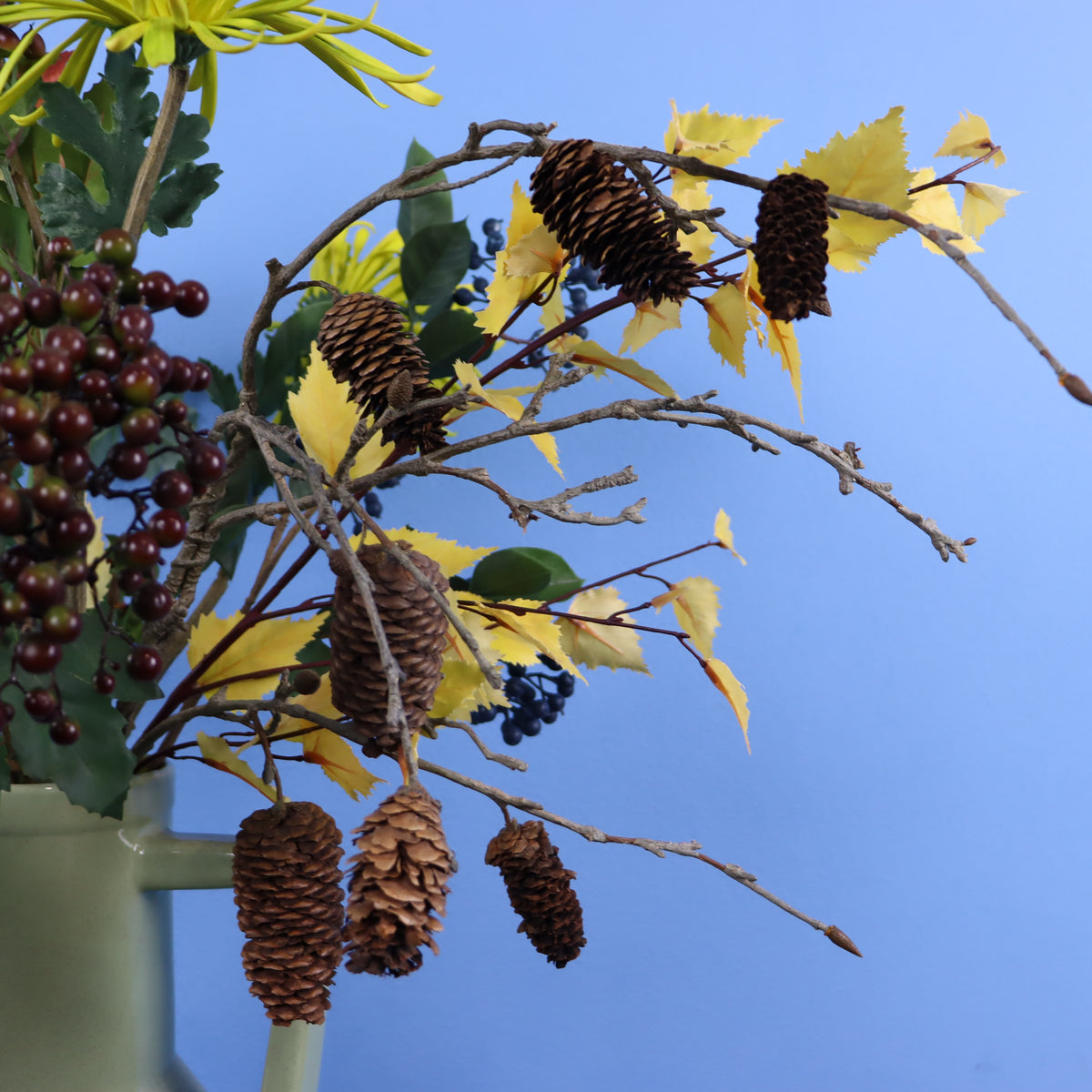 Kunstboeket Zegert in saliegroene Return to Sender vaas met twee oren, maat XL – Reflower, abonnement op kunstbloemen