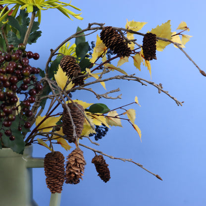 Kunstboeket Zegert in saliegroene Return to Sender vaas met twee oren, maat XL – Reflower, abonnement op kunstbloemen
