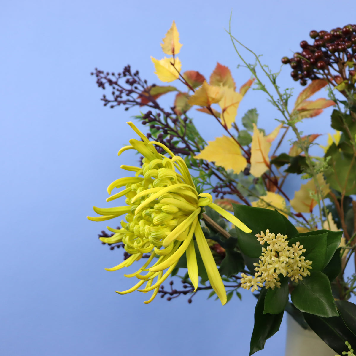 Kunstboeket Zegert in saliegroene Return to Sender vaas met twee oren, maat XL – Reflower, abonnement op kunstbloemen