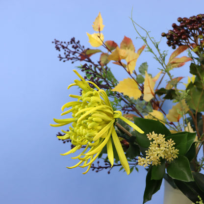 Kunstboeket Zegert in saliegroene Return to Sender vaas met twee oren, maat XL – Reflower, abonnement op kunstbloemen
