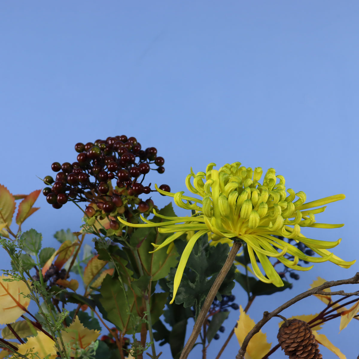 Kunstboeket Zegert in saliegroene Return to Sender vaas met twee oren, maat XL – Reflower, abonnement op kunstbloemen