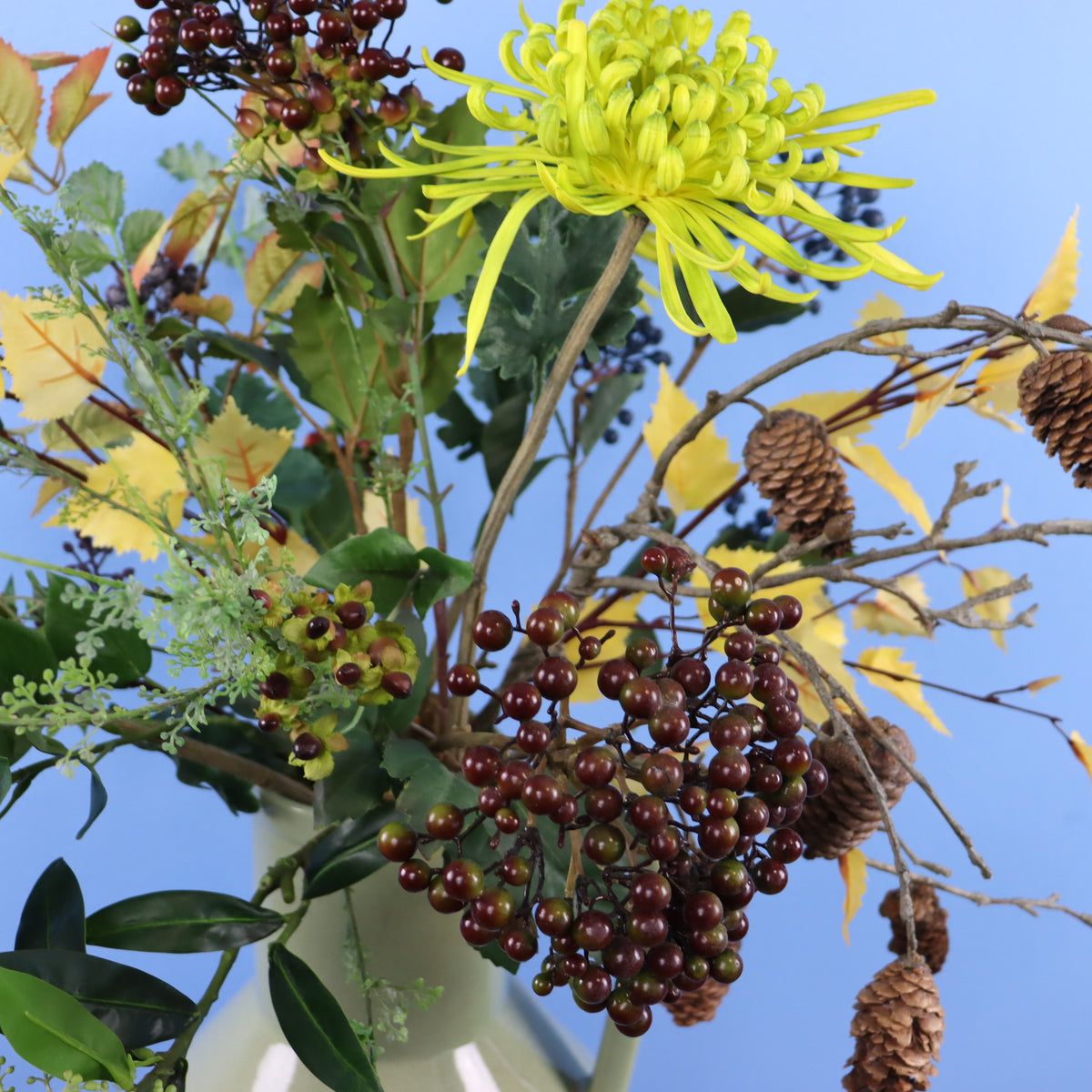 Kunstboeket Zegert in saliegroene Return to Sender vaas met twee oren, maat XL – Reflower, abonnement op kunstbloemen