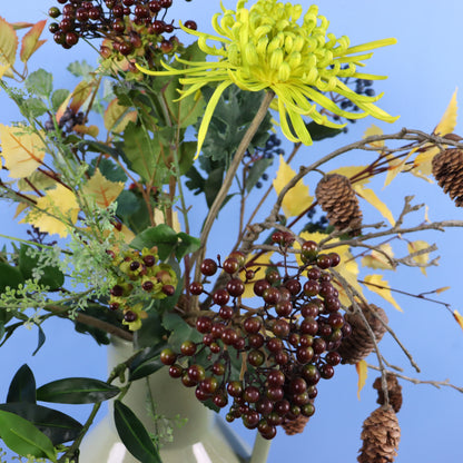 Kunstboeket Zegert in saliegroene Return to Sender vaas met twee oren, maat XL – Reflower, abonnement op kunstbloemen