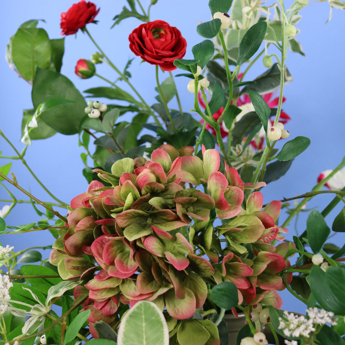 Kunstboeket Mina in olijfgroene glanzende Return to Sender vaas met oor, maat XL – Reflower, abonnement op kunstbloemen