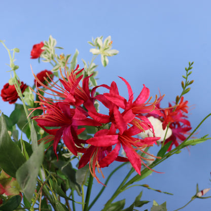 Kunstboeket Mina in olijfgroene glanzende Return to Sender vaas met oor, maat XL – Reflower, abonnement op kunstbloemen