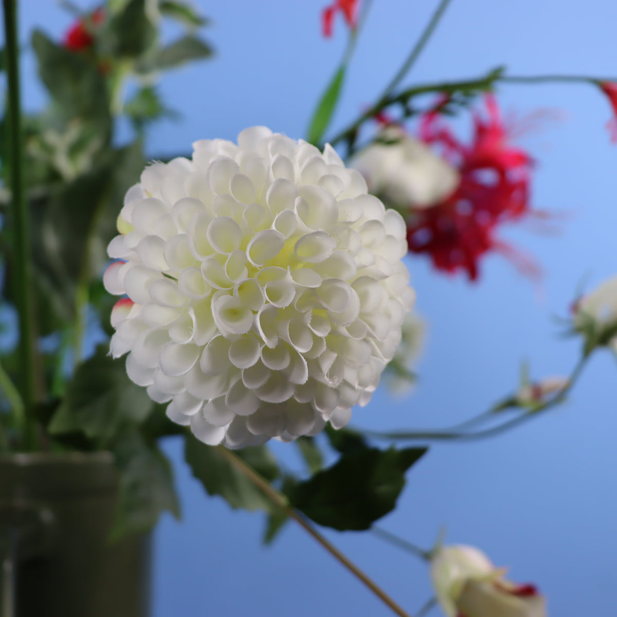 Kunstboeket Mina in olijfgroene glanzende Return to Sender vaas met oor, maat XL – Reflower, abonnement op kunstbloemen
