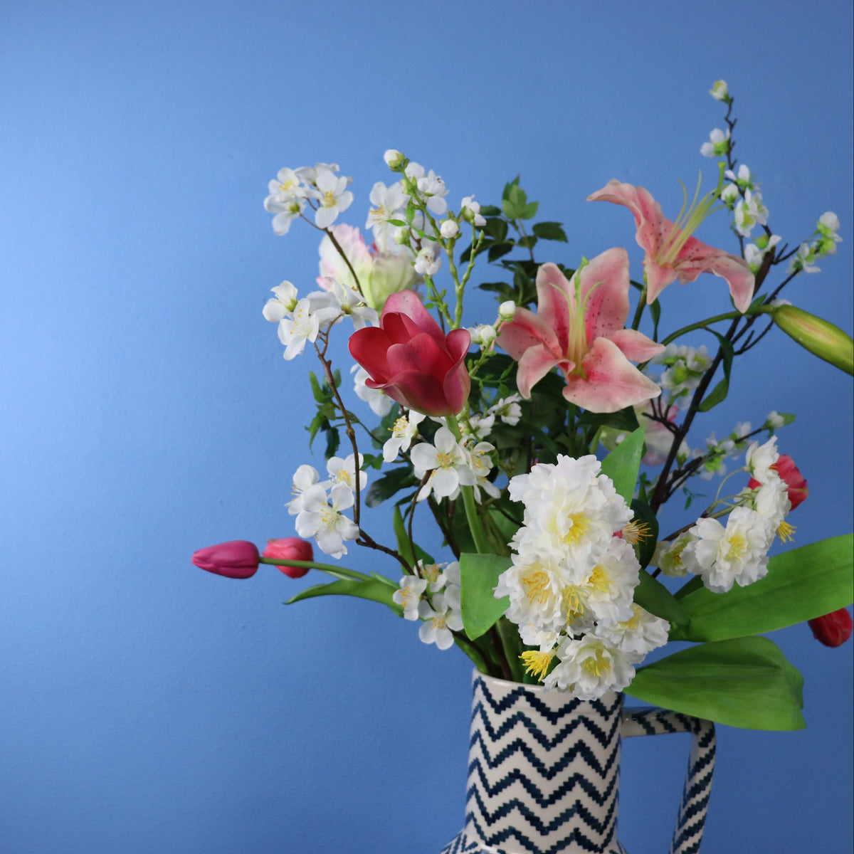 Kunstboeket Bas in Return to Sender vaas, maat XL – Reflower