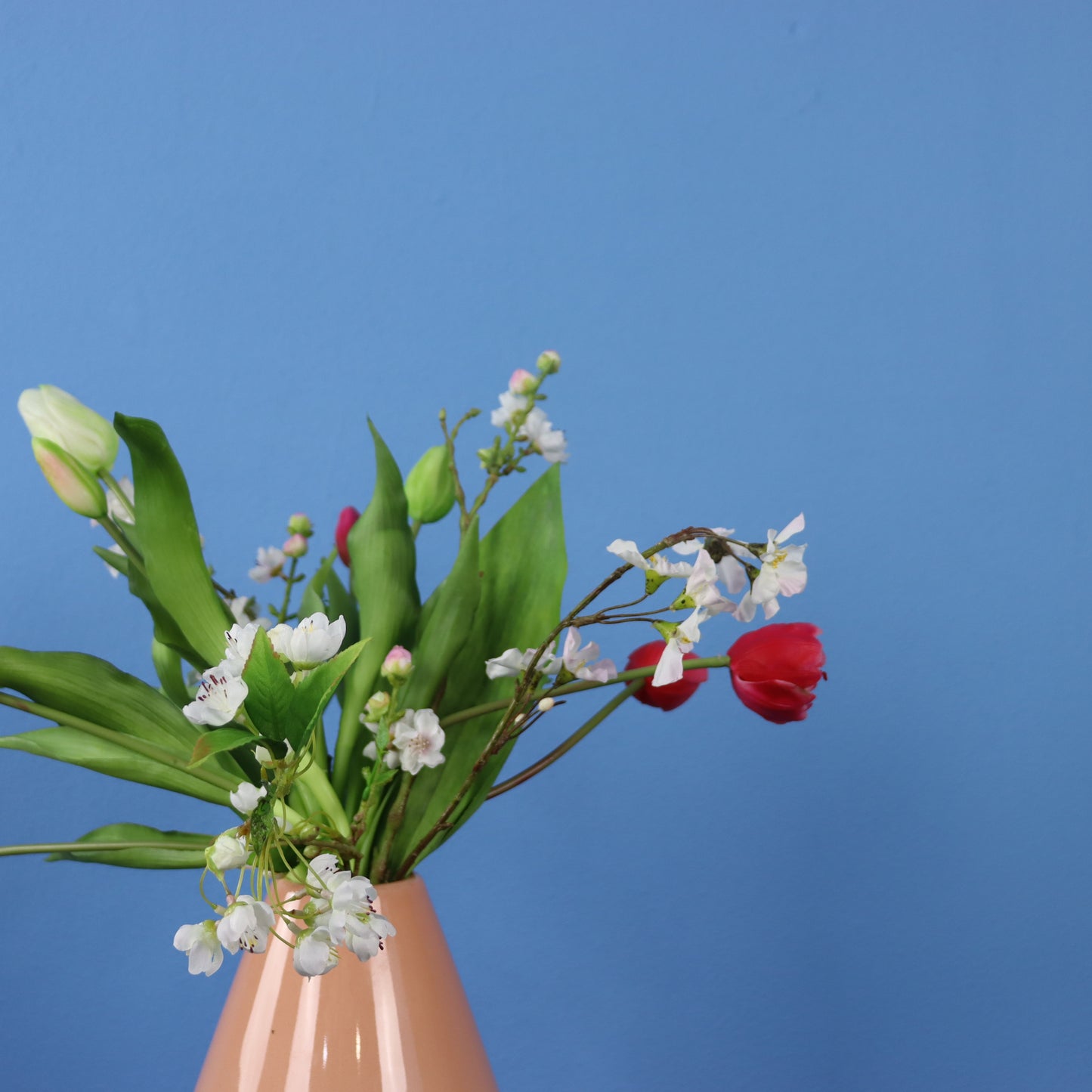 M - Yordi | Kersten vaas met kunstbloemen | Medium