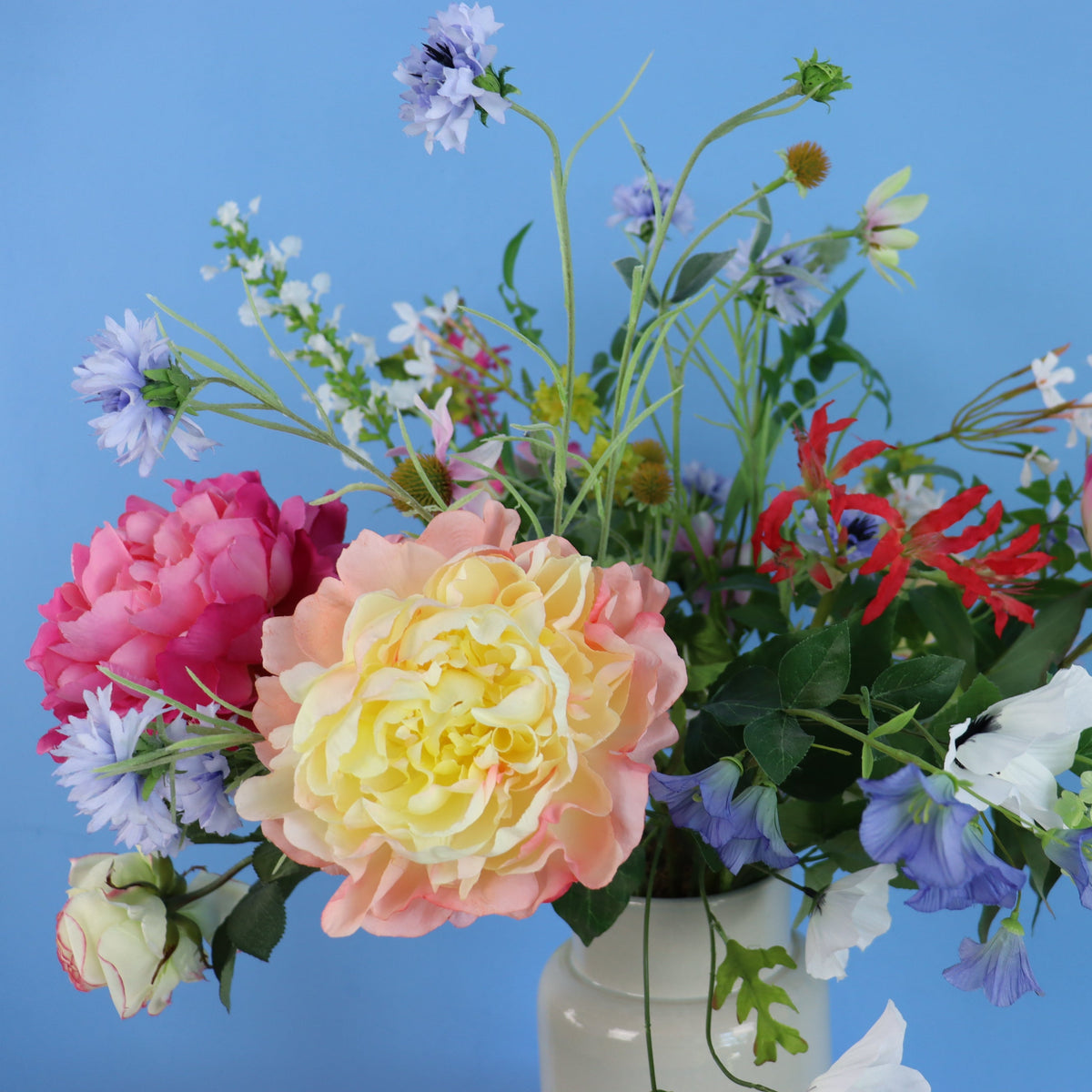 Kunstboeket Alika in crèmewitte glanzende Serax vaas, maat L – Reflower, abonnement op kunstbloemen