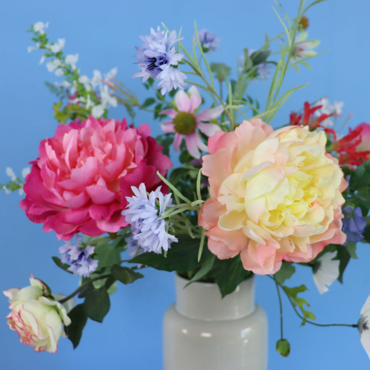 Kunstboeket Alika in crèmewitte glanzende Serax vaas, maat L – Reflower, abonnement op kunstbloemen
