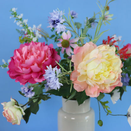 Kunstboeket Alika in crèmewitte glanzende Serax vaas, maat L – Reflower, abonnement op kunstbloemen