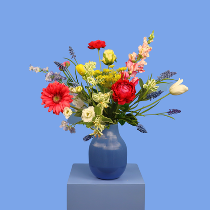 M - Jill | Blauwe vaas met kunstbloemen | Medium