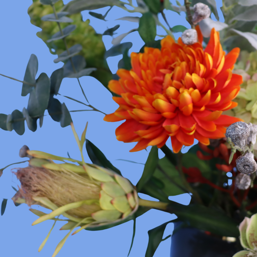 Kunstboeket Laura in rookgrijze glanzende glazen vaas, maat L – Reflower, abonnement op kunstbloemen