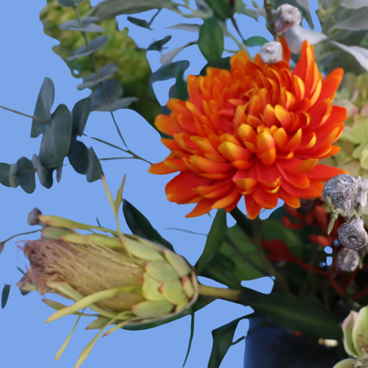 Kunstboeket Laura in rookgrijze glanzende glazen vaas, maat L – Reflower, abonnement op kunstbloemen