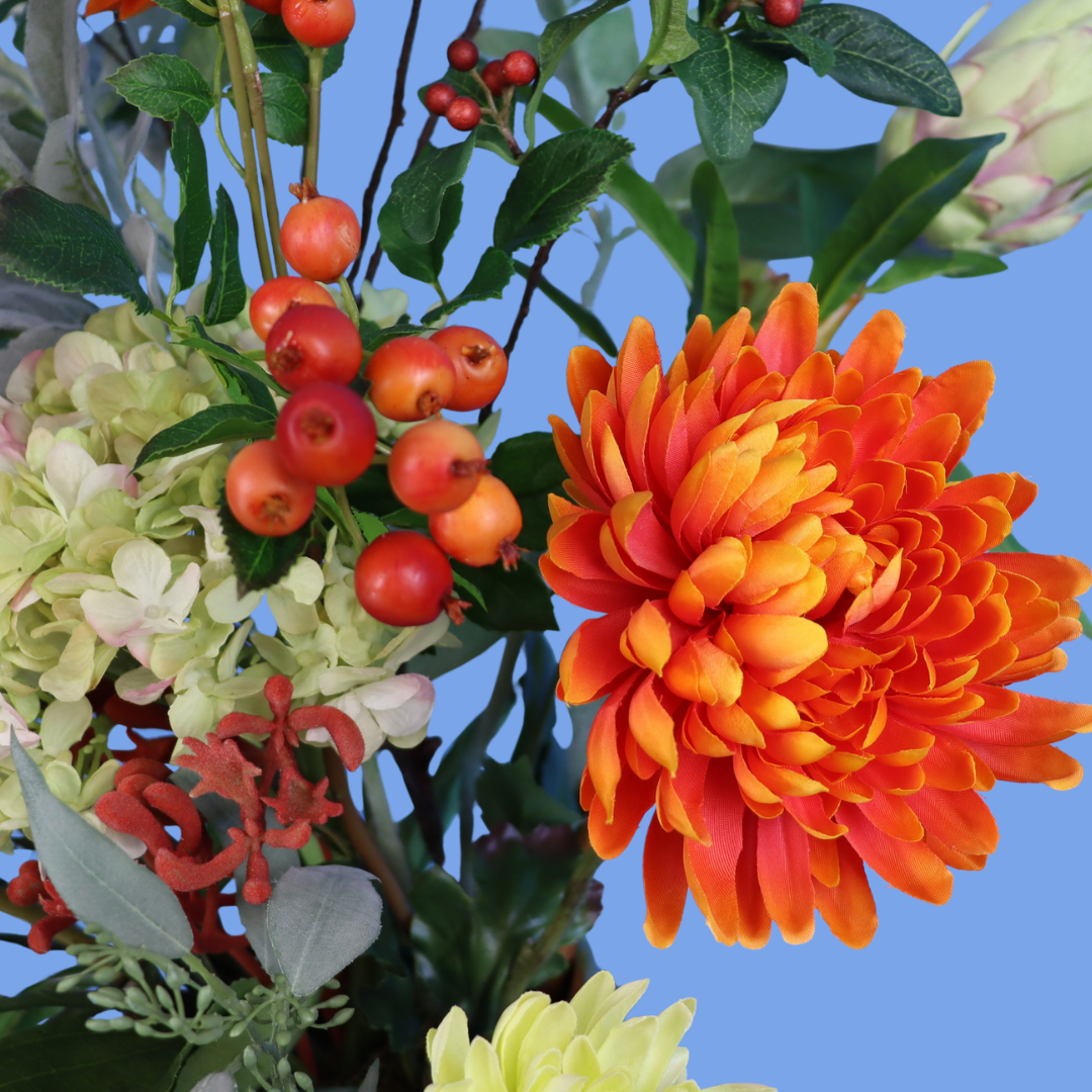 Kunstboeket Laura in rookgrijze glanzende glazen vaas, maat L – Reflower, abonnement op kunstbloemen