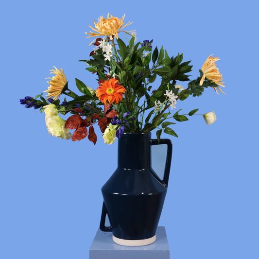 Kunstboeket Lauren in donkerblauwe geglazuurde Return to Sender vaas, maat XL – Reflower, abonnement op kunstbloemen