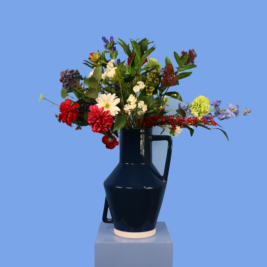 Kunstboeket Nova in donkerblauwe glanzende Return to Sender vaas met oor, maat XL – Reflower, abonnement op kunstbloemen