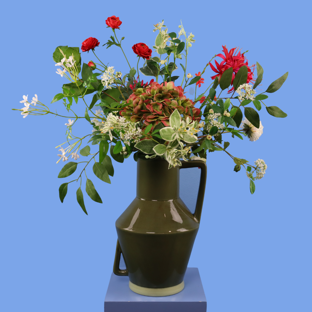Kunstboeket Mina in olijfgroene glanzende Return to Sender vaas met oor, maat XL – Reflower, abonnement op kunstbloemen
