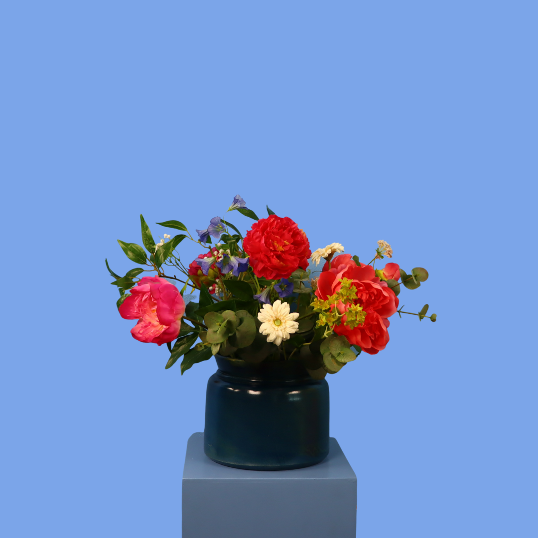 Kunstboeket Moon in donkergroene glanzende Serax vaas, maat M – Reflower, abonnement op kunstbloemen