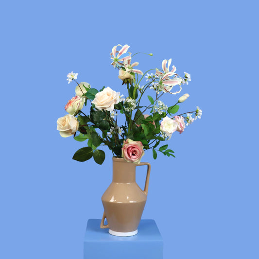 Kunstboeket Moos in zandkleurige geglazuurde Return to Sender vaas met oren, maat L – Reflower, abonnement op kunstbloemen
